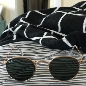 Used: very good condition 
Women’s sunglasses